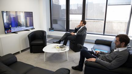 Paris, France, le 19 Janvier 2017 - En compagnie d'Ismaël Emelien, Emmanuel Macron regarde les retombées de sa conférence de presse à la télévision, dans son bureau.&nbsp; (SOAZIG DE LA MOISSONNIERE  / MAXPPP)