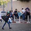 Des Palestiniens transportent leurs affaires personnelles à la recherche de lieux sûrs après des bombardements israéliens à Gaza, le 13 octobre 2023. (MAHMUD HAMS / AFP)