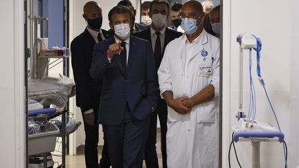 Le Pr Jean-Luc Jouve et Emmanuel Macron lors d'une visite du président à l'hôpital La Timone à Marseille, le 2 septembre 2021. (LUDOVIC MARIN / POOL)