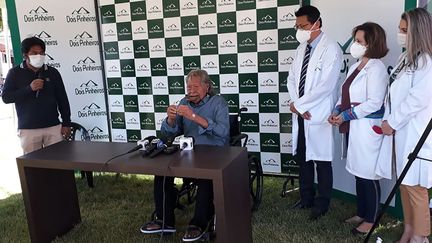 Raoni Metuktire lors d'une conférence de presse à sa sortie de l'hôpital&nbsp;Dois Pinheiros de Sinop (Brésil), samedi 25 juillet 2020. (DIEGO OLIVEIRA / HOSPITAL DOIS PINHEIROS / AFP)