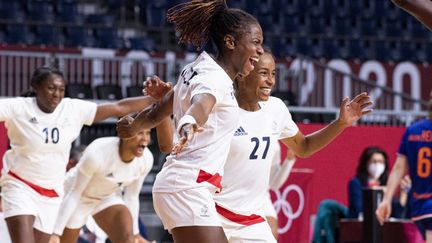 Coralie Lassource&nbsp;et Estelle Nze Minko pendant la demi-finale des Jeux olympiques face à la Suède, le 6 août 2021.&nbsp; (CURUTCHET VINCENT / KMSP)