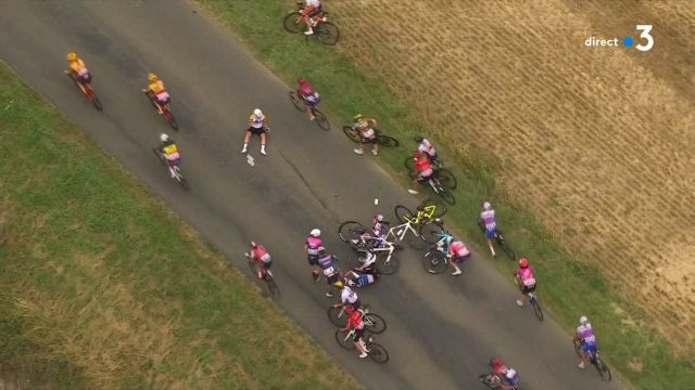 Tour de France femmes : chute dans le peloton