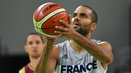 Tony Parker lors d'un match de l'équipe de France contre le Venezuela pendant les Jeux olympiques de Rio (Brésil), le 12 août 2016. (ANDREJ ISAKOVIC / AFP)