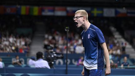 Félix Lebrun exulte, il vient de remporter en cinq sets (3-2), son duel face à Darko Jorgic, lors de la rencontre par équipes messieurs, aux JO de Paris, le lundi 5 août 2024. (WANG ZHAO / AFP)