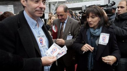 Pascal Buchet distribuant des tracts porte de Versailles à Paris le 17 novembre 2009 (AFP - JACQUES DEMARTHON)