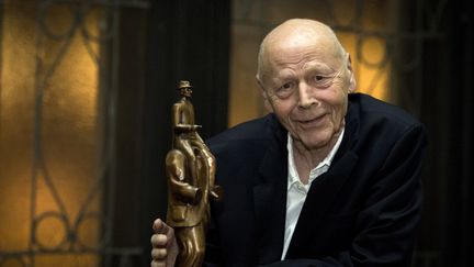 Pierre Michon pose à côté de la statuette du Prix Franz Kafka dont il est le nouveau lauréat, le 22 octobre à Prague (KATERINA SULOVA/AP/SIPA / SIPA)