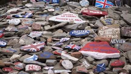 NO - "The Auld Acquaintance", un monument &eacute;rig&eacute; par les partisans de l'union &agrave; la fronti&egrave;re entre l'Ecosse et l'Angleterre &agrave; Gretna (Ecosse), le 15 septembre 2014. (MATT DUNHAM / AP / SIPA)