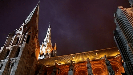 Les flèches de la cathédrale de Chartres s'élèvent dans le ciel et illuminent les nuits
 (France 2)