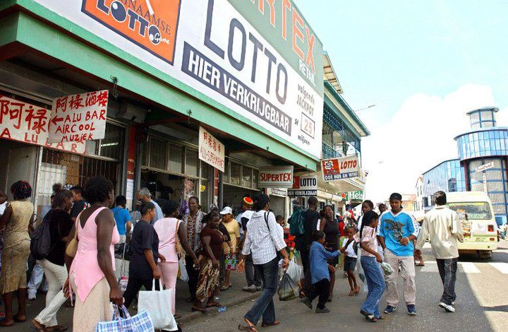 Une vue d'une rue commerçante de Paramaribo, la capitale du Suriname (novembre 2003). (Jürg Carstensen / DPA / DPA/AFP)