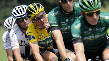 Thomas Voeckler en jaune à l'avant du peloton (LIONEL BONAVENTURE / AFP)