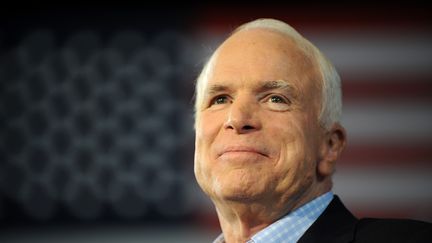 John McCain lors d'un meeting pour la campagne présidentielle américaine à Sterling Heights (Michigan, Etats-Unis), le 5 septembre 2008. (ROBYN BECK / AFP)