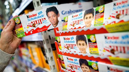 Des emballages de la marque Kinder mettant en scène les joueurs allemands Jérôme Boateng et Ilkay Gündogan, dans un supermarché de Fellbach (Allemagne), le 25 mai 2016. (MAXPPP)