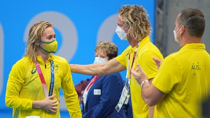 La nouvelle championne olympique du 400m nage libre,&nbsp;Ariarne Titmus, félicitée par son entraîneur&nbsp;Dean Boxall, qui avait retrouvé son calme à la cérémonie des médailles, le 26 juillet 2021. (MAXPPP)