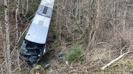 Un car transportant 40 enfants et 6 adultes a fait une sortie de route à hauteur de Corps, en Isère, le 4 mars 2023. (MUNICIPALITE DE CORPS)