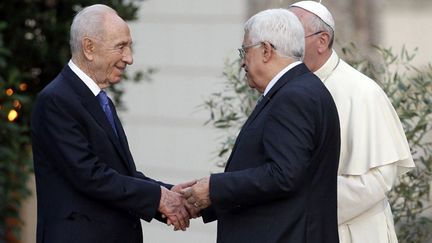  (Shimon Peres et Mahmoud Abbas avec le Pape  © REUTERS/Max Rossi)