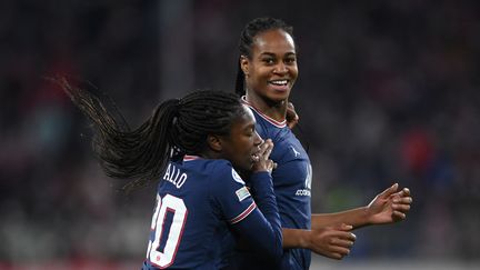 Marie-Antoinette Katoto&nbsp;célèbre son but avec Aminata Diallo lors du match de Ligue des Champions face au Bayern Munich, le 22 mars 2022. (CHRISTOF STACHE / AFP)