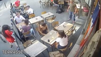 Une jeune femme frappée au visage à Paris, le 24 juillet 2018. (CAPTURE ECRAN / MARIE LAGUERRE)