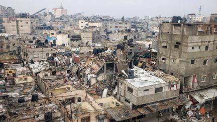 Les dégâts causés par les bombardements israéliens à Rafah, dans le sud de la bande de Gaza, le 13 décembre 2023. (MOHAMMED ABED / AFP)