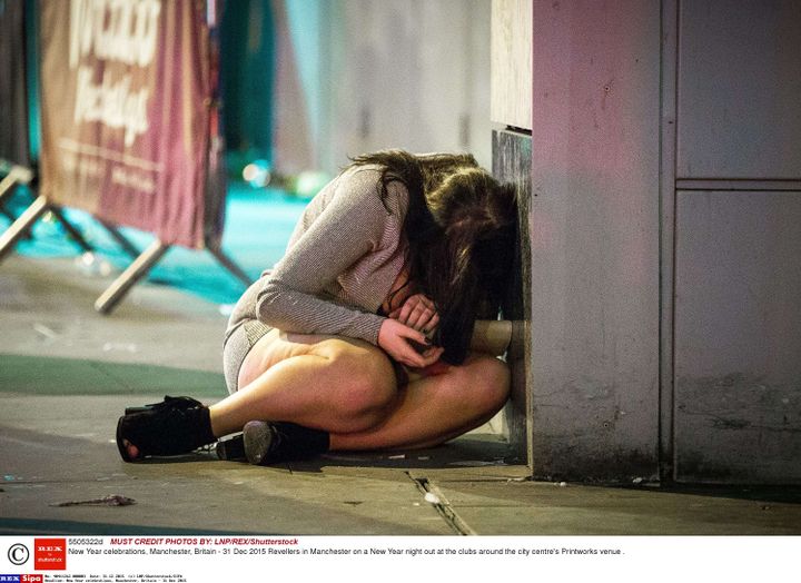 Une jeune femme dans les rues de Manchester (Royaume-Uni), durant la nuit du 31 décembre 2015. (LNP / SHUTTERSTOCK / SIPA)