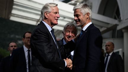 Laurent Wauquiez, le président des députés LR, serre la main de Michel Barnier, à Annecy (Haute-Savoie), le 6 septembre 2024. (JEFF PACHOUD / AFP)