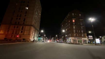 La rue du maréchal de Lattre de Tassigny vide à la nuit tombée, pendant le confinement dû à la crise du coronavrius à Amiens, qui a instauré un couvre-feu&nbsp;. (MARC BERTRAND / FRANCE-BLEU PICARDIE)