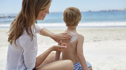 Crèmes solaires : attentions aux produits chimiques