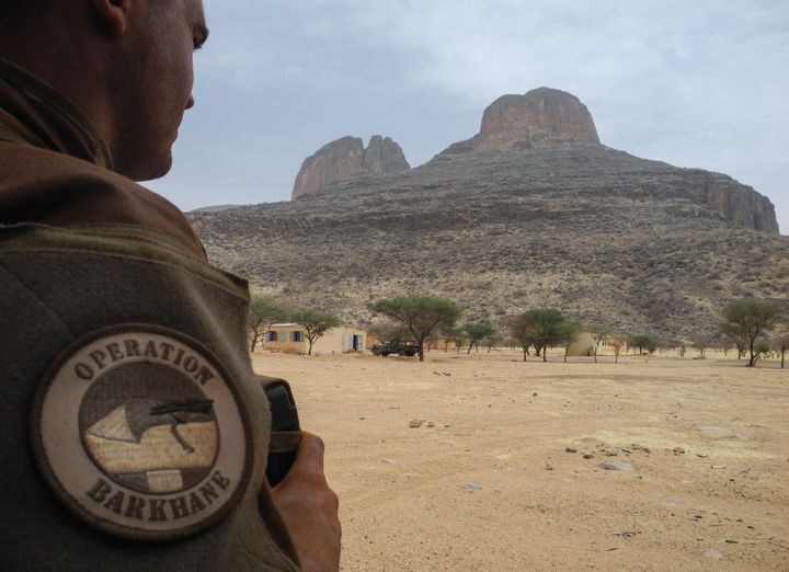 Un soldat français de la force Barkane devant le mont Hombori, au Mali, le 27 mars 2019. (DAPHNE BENOIT / AFP)