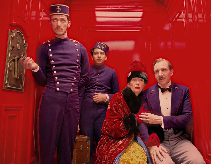 Dans l'ascenseur de "The Grand Budapest Hotel", les acteurs Paul Schlase, Tony Revolori, Tilda Swinton et Ralph Fiennes ( SCOTT RUDIN PRODUCTIONS / INDI / COLLECTION CHRISTOPHEL VIA AFP)