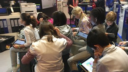 Des enfants font des exercices sur tablettes au salon Educatec-Educatice, le 17 novembre 2016 à la porte de Versailles (Paris). (CAMILLE ADAOUST / FRANCEINFO)