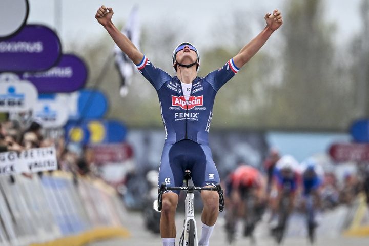 Mathieu van der Poel a remporté A travers la Flandre le 30 mars 2022 à Waregem (Belgique). (ERIC LALMAND / BELGA MAG / AFP)