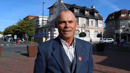 Stéphane Poussier, le 4 avril 2017 lors de la campagne pour les élections législatives à Cabourg (Calvados). (MAXPPP)