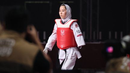 Certaines entrées en lice dépassent le simple cadre sportif pour revêtir&nbsp;un sens symbolique.&nbsp;Sur son épaule de kimono,&nbsp;Zakia Khudadadi,&nbsp;arbore fièrement l'étendard afghan. Pourtant, la jeune femme de 23 ans a bien cru ne jamais pouvoir&nbsp;participer&nbsp;au tournoi paralympique de taekwondo. Evacuée de justesse de Kaboul, tombée aux mains des Talibans, sa présence relève du miracle. Exfiltrée d'abord vers&nbsp;Paris, elle a pu prendre ensuite un avion pour Tokyo, juste à temps pour&nbsp;combattre&nbsp;le 2 septembre face à l'Ouzbèque Isakova.&nbsp;Si&nbsp;Zakia Khudadadi a été éliminée en huitièmes de finale, elle est entrée dans l'histoire en devenant&nbsp;la seconde femme Afghane à participer aux jeux&nbsp;paralympiques&nbsp;après Mareena Karim en 2004 à Athènes.&nbsp; (MAKOTO KONDO / YOMIURI)