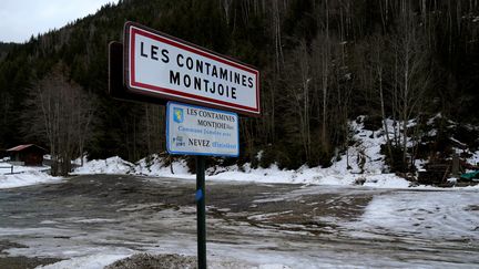 Un panneau à l'entrée de la commune&nbsp;Les Contamines-Montjoie (Haute-Savoie), le 10 février 2020. (ALEX MARTIN / AFP)