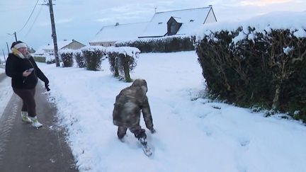 Une dizaine de centimètres de neige ont recouvert certains paysages du Pas-de-Calais, dans la nuit de mercredi à jeudi 9 janvier. Les habitants s'organisent avec difficulté pour la journée.