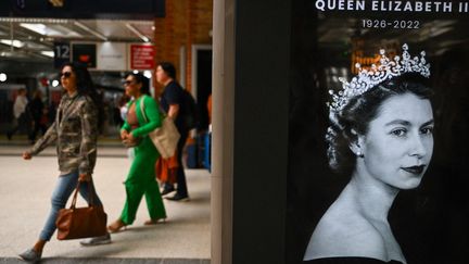 Le portrait de la reine défunte Elizabeth II, le 16 septembre 2022, à Londres (Royaume-Uni).&nbsp; (SEBASTIEN BOZON / AFP)