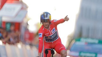 Primoz Roglic, deuxième de la 21e et dernière étape de la Vuelta, célèbre sa victoire finale le 8 septembre 2024 à Madrid. (OSCAR DEL POZO / AFP)