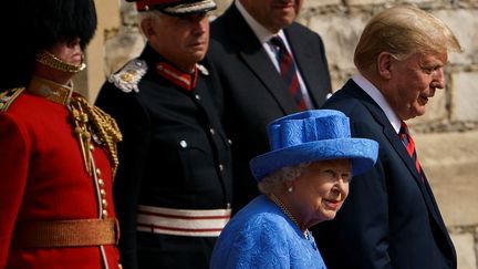 La reine Elizabeth II et Donald Trump lors d'une rencontre&nbsp; au château de Windsor à Londres, le 13 juillet 2017. (BRENDAN SMIALOWSKI / AFP)