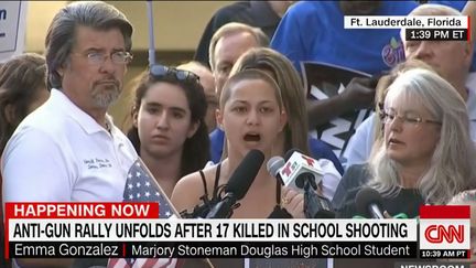 Emma Gonzalez&nbsp;prend la parole, lors d'un rassemblement contre les armes à Fort Lauderdale (Floride, Etats-Unis), le 17 février 2018.&nbsp; (CNN)