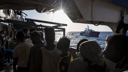 Des migrants sont secourus au large de la Libye, le 29 août 2020. (THOMAS LOHNES / AFP)