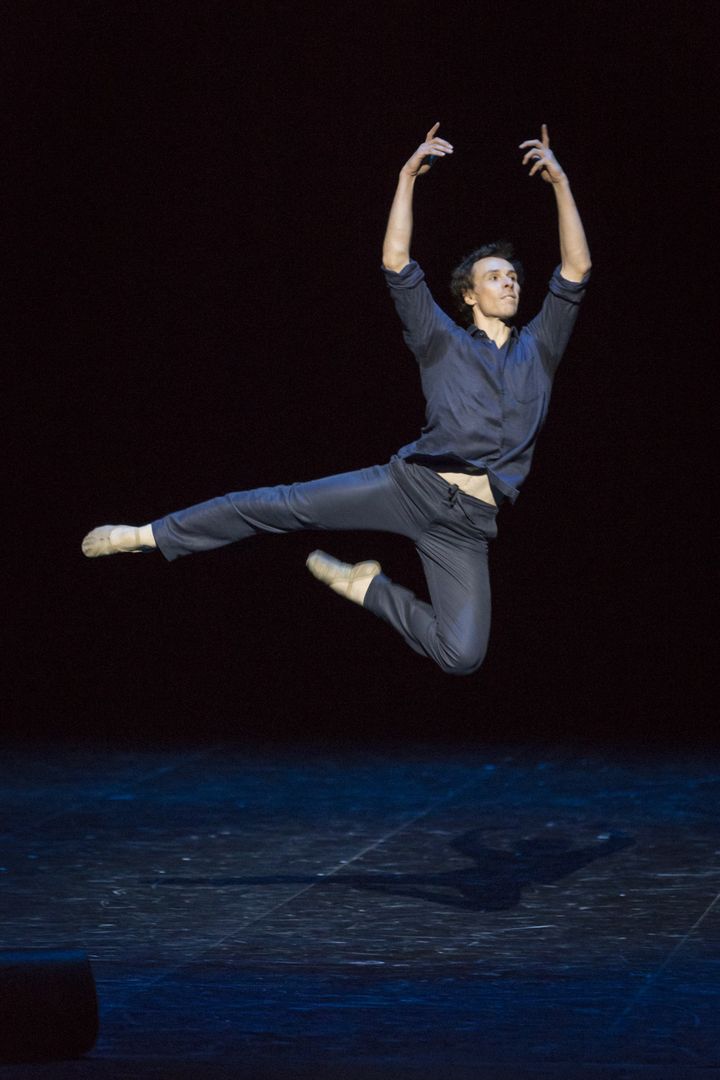 Nicolas Le Riche danse sur "La bonne étoile" de Matthieu Chedid
 (Sébastien Mathé / Opéra national de Paris )