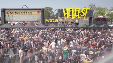 Contrairement à plusieurs événements extérieurs, le Hellfest n'a pas été annulé, malgré la canicule. Le festival de musique métal a débuté vendredi 17 juin, à Clisson (Loire-Atlantique). (franceinfo)