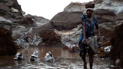 Creuser, casser, concasser, transporter, chacun a son rôle à Pissy. "Les hommes extraient la roche et la brisent en plusieurs blocs. Les femmes achètent ces blocs le matin pour les concasser en tailles différentes. (...) Ces dernières paient d’autres femmes ou enfants pour faire remonter le granit du trou", explique sur le site de la Fondation, Aziz, un ancien enfant travailleur.&nbsp; &nbsp;&nbsp; (ANNE MIMAULT / REUTERS)