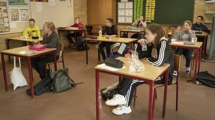 Des élèves danois déjeunent dans leur salle de classe, à Randers, le 15 avril 2020, date à laquelle les écoles ont rouvert dans le pays. (BO AMSTRUP / RITZAU SCANPIX / AFP)