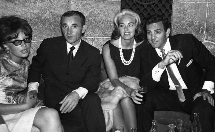 Charles Aznavour (avec une amie), MaryLou Willey Connor (au centre, épouse de l'acteur Mike Connors) et Mike Connors en 1962 à Paris
 ( DALMAS/SIPA)