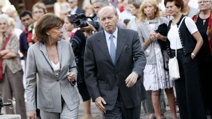 L'ancien ministre Jacques Toubon et sa femme assistent aux obs&egrave;ques de l'acteur Laurent Terzieff, le 7 juillet 2010 &agrave; Paris.&nbsp; (GUILLAUME BAPTISTE / AFP)