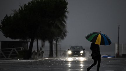 Des dizaines de départements français ont été placés en vigilance météo à l'approche de la tempête Ciaran, début novembre 2023. (PHILIPPE LOPEZ / AFP)