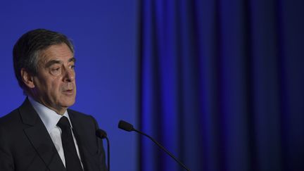 Le candidat de la droite et du centre François Fillon lors d'une conférence de presse, le 13 mars 2017, à Paris.&nbsp; (CHRISTOPHE ARCHAMBAULT / AFP)