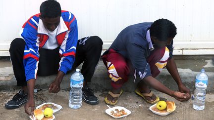 Des migrants rescap&eacute;s recueillis dans le centre d'accueil de Lampedusa (Italie) le 8 octobre 2013 (ROBERTO SALOMONE / AFP)