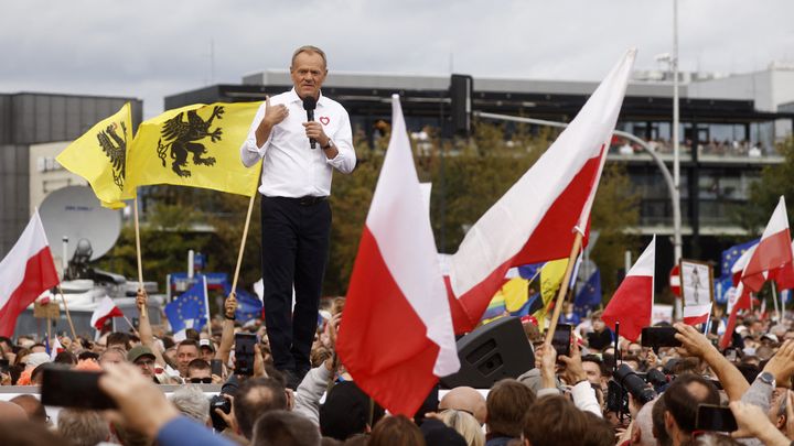 L'ancien Premier ministre polonais, Donald Tusk, lors d'une manifestation à Varsovie, le 1er octobre 2023. (WOJTEK RADWANSKI / AFP)