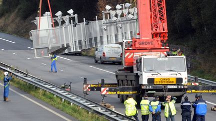 Le portique &eacute;cotaxe de Pont-de-Buis (Finist&egrave;re) a &eacute;t&eacute; d&eacute;mont&eacute; le 31 octobre 2013. (FRED TANNEAU / AFP)